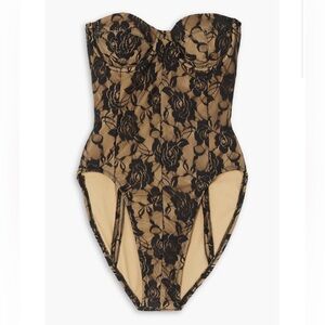 NORMA KAMALI
Strapless underwired lace bodysuit
